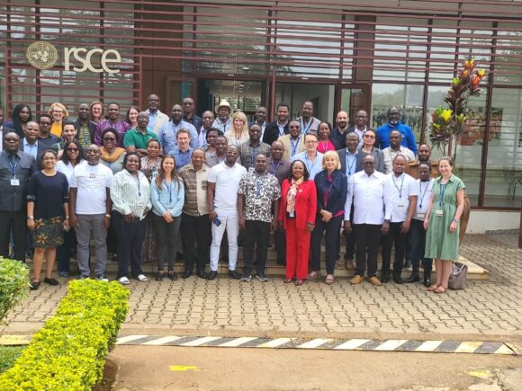 Entebbe : Déo BUUMA, Directeur Exécutif de l’ONG Apc Asbl représente APC au forum d’analyse organisé par la Coordination Nationale Humanitaire sous l’égide du Coordon National